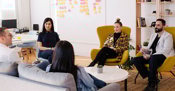 I componenti di un'agenzia di inbound marketing mentre ascoltano i loro clienti.