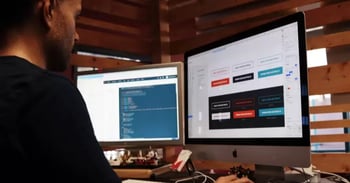Due schermi del pc inquadrati che mostrano il processo di sviluppo e marketing web