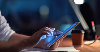 Un professionista che fa il test degli applicativi su tablet