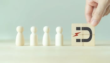 Pedine attratte dall'immagine di una calamita, simbolo della forza attrattiva dell'inbound marketing
