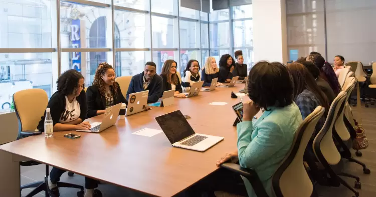 Tutta la squadra dell'agenzia in sala riunioni per una sessione di brainstorming