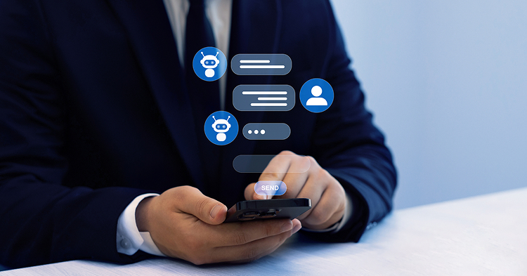 Un uomo d'affari che interagisce con un chatbot su mobile