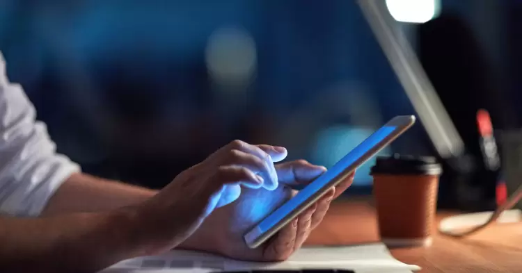 Un professionista che fa il test degli applicativi su tablet