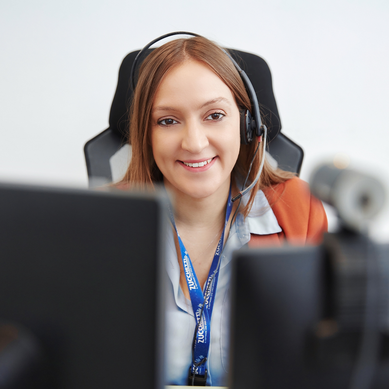 Consulente collegata in una riunione online.