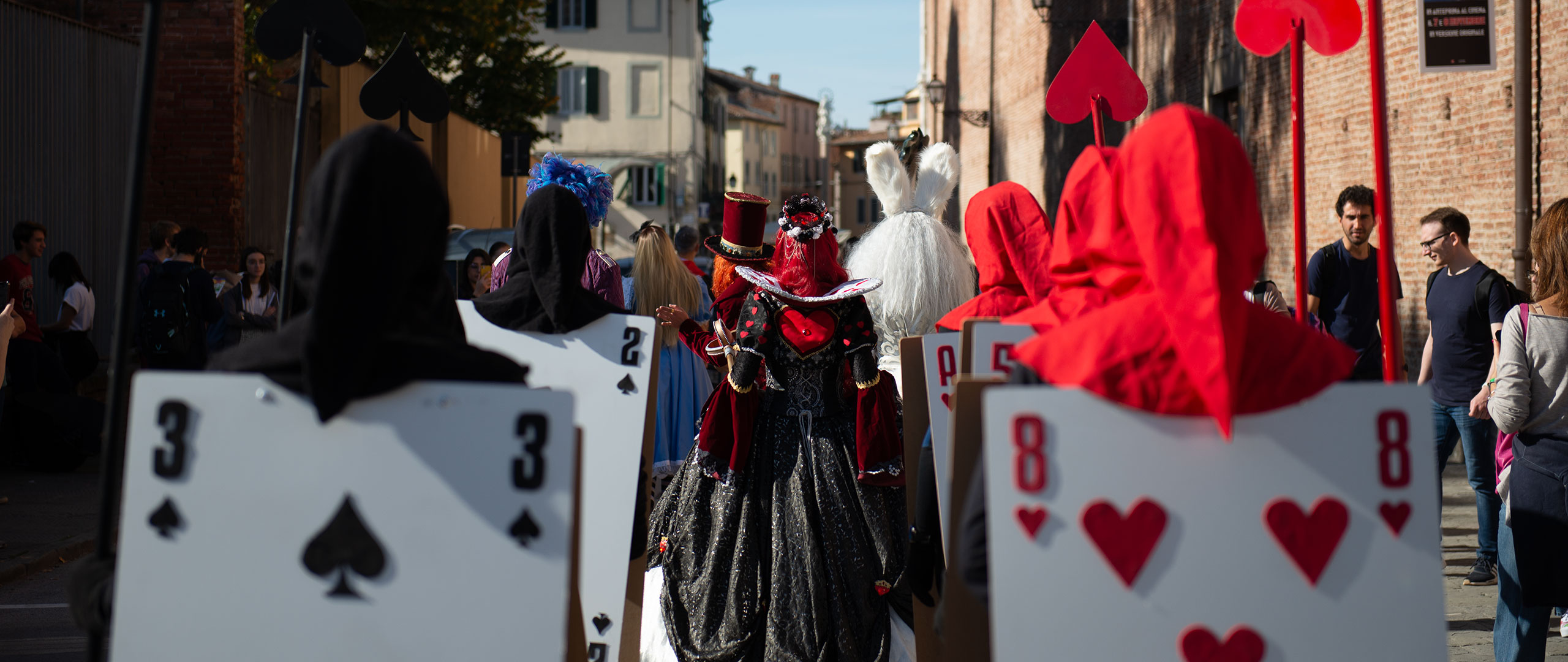 Parata di personaggi travestiti da personaggi di Alice nel Paese delle Meraviglie presso il Lucca Comics & Games.
