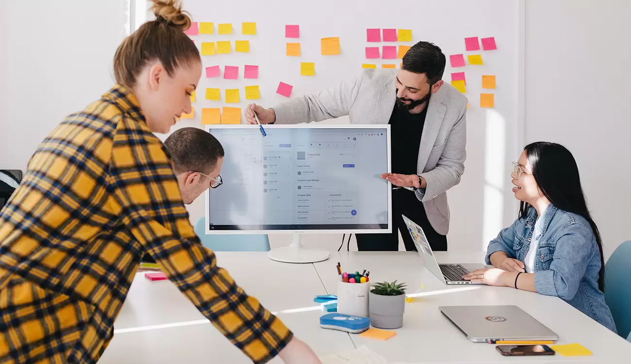Squadra di creativi al lavoro su un progetto