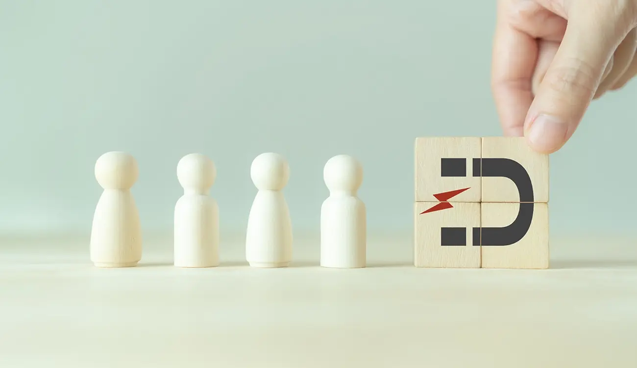 Pedine attratte dall'immagine di una calamita, simbolo della forza attrattiva dell'inbound marketing