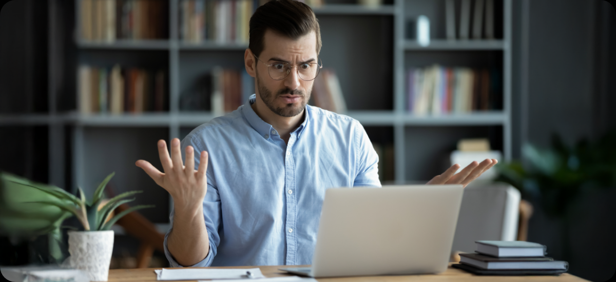 Un uomo confuso davanti al PC mentre si informa circa l'EAA