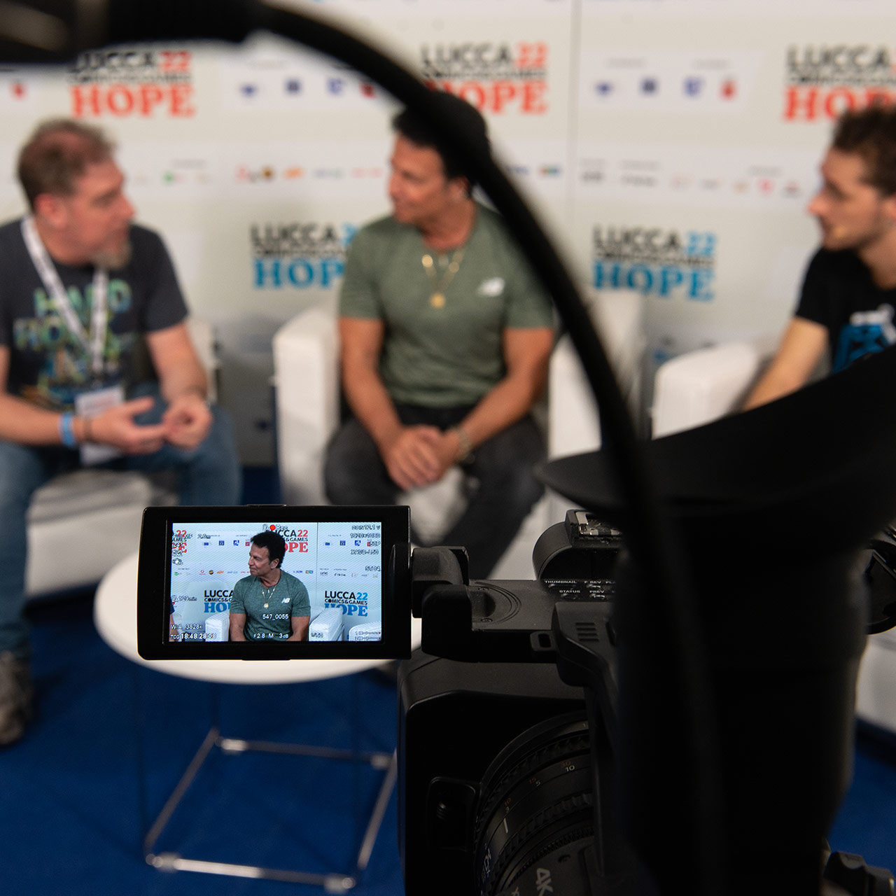 Inquadratura di una videocamera di un intervista al Lucca Comics & Games 2022